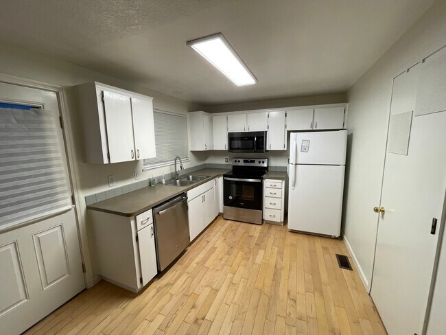 Building Photo - 1640 NE Sunrise Ln