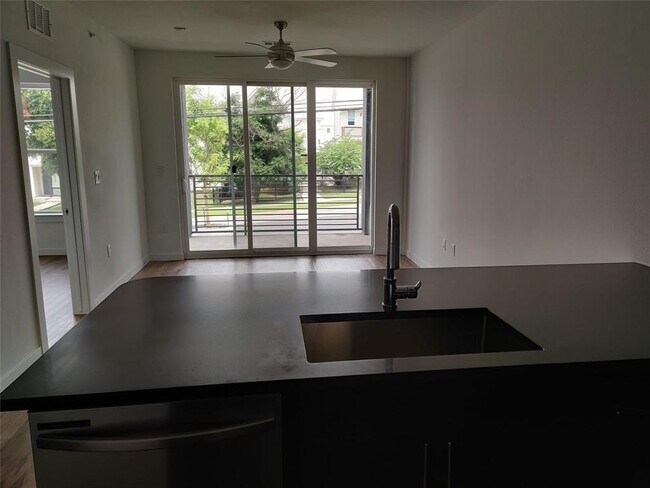 Foto del edificio - 4801 Springdale Rd