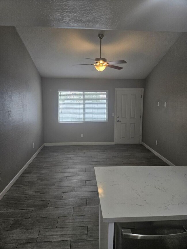 Building Photo - 935 E Roma Ave