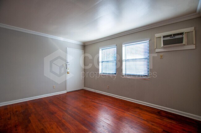 Building Photo - 1009 Greenwood Ave NE
