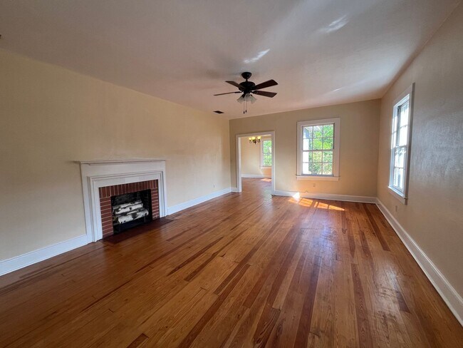 Foto del edificio - Spacious 3 Bedroom Home • 2,100+ Sq Ft just outside of Live Oak Location