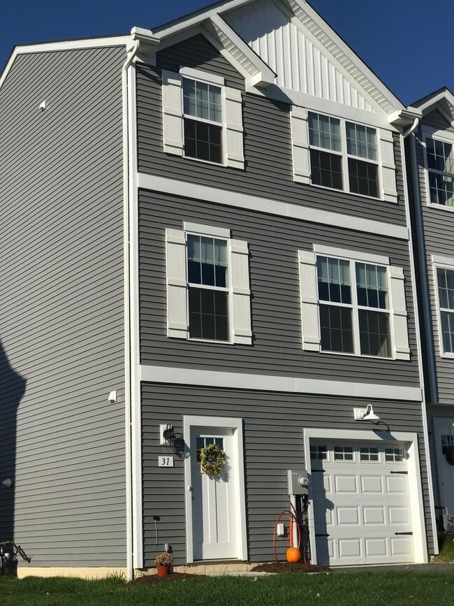 Building Photo - 3 br, 2.5 bath House - 31 S. CENTER STREET