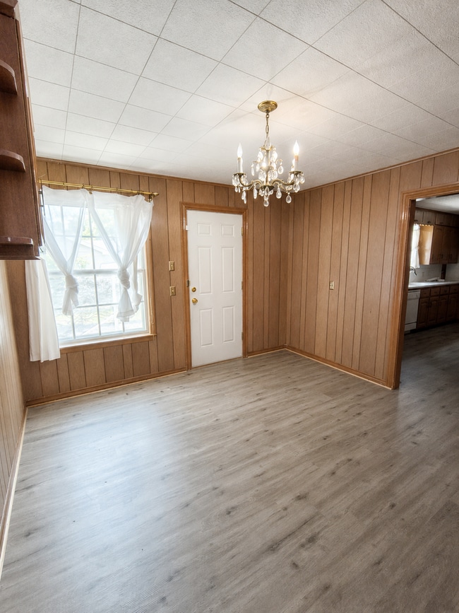 Building Photo - HUGE, 4 bedroom 3 bath home plus bonus room! NEW FLOORS, Available NOW!