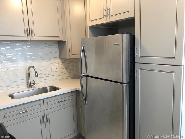 Building Photo - 1 br, 1 bath Apartment - 930 North 14th Court