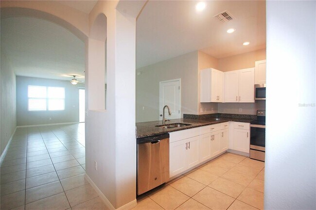 Building Photo - 812 Royal Empress Dr