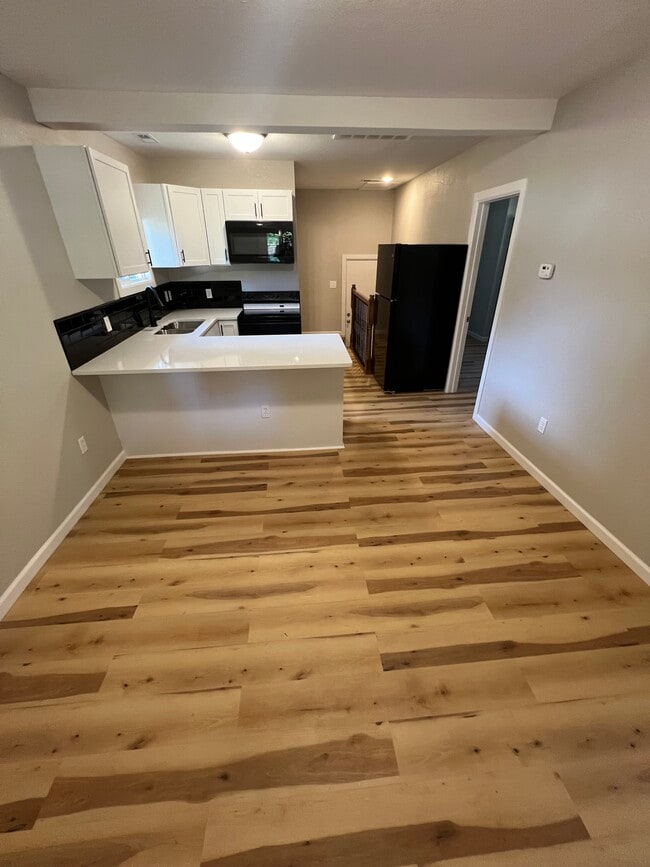 Building Photo - 211 McLain Ave