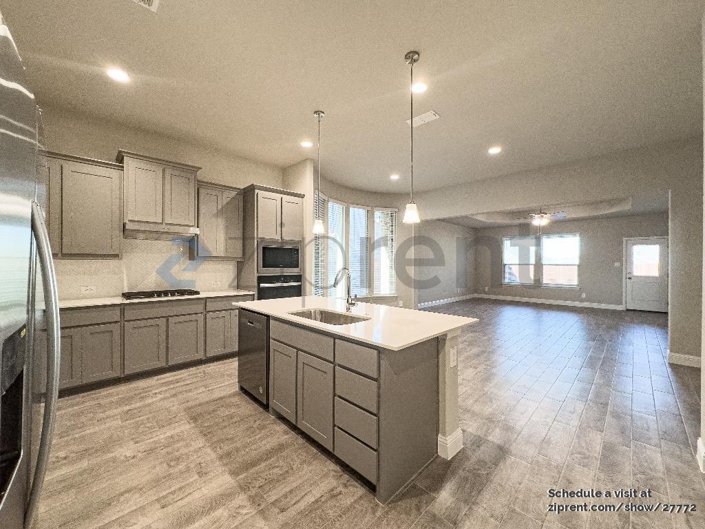 Primary Photo - 3108 Lionsgate Dr