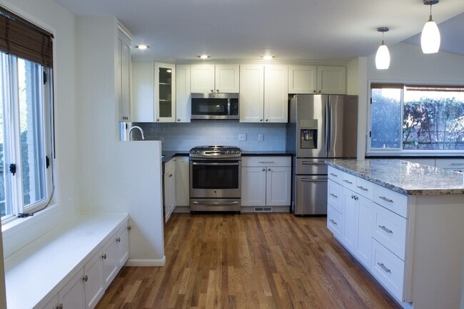 Building Photo - RENOVATED 3 BED MADISON PARK BUNGALOW W EASY COMMUTE!