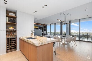 Building Photo - 2831 S Bayshore Dr