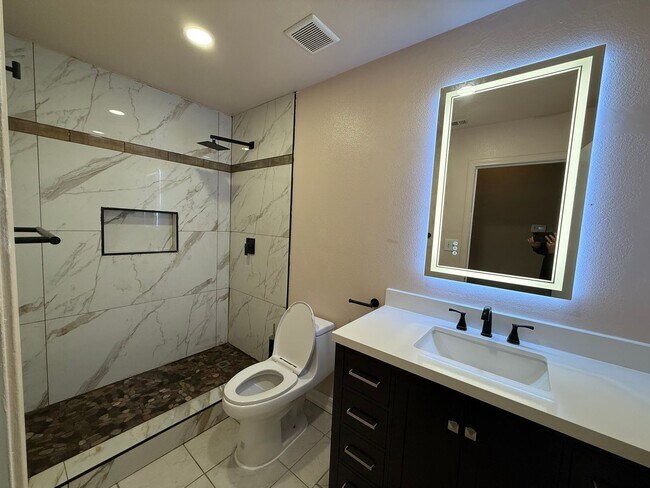 Foto del edificio - Charming 4-Bedroom Home in Delano!