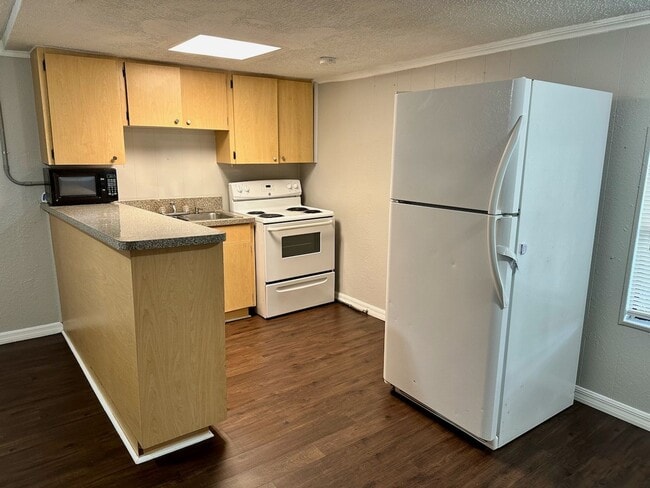 Building Photo - Duplex in Lake Wales now available!