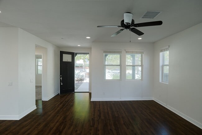 Building Photo - 10526 San Bruno St