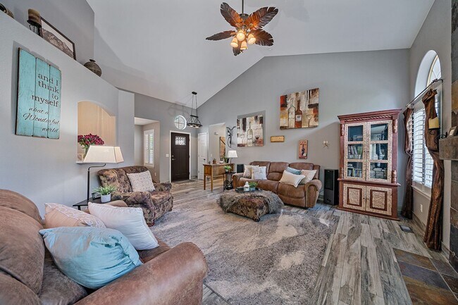 Foto del edificio - Charming 4 Bedroom 3 Bath Home With Large ...