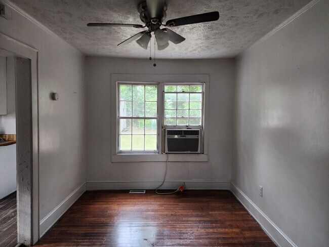 Building Photo - Cute 2 bed 1 bath home close to Downtown!