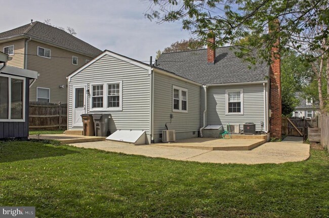 Building Photo - 1013 Crawford Dr