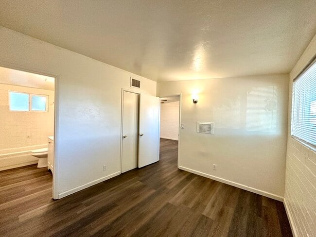 Building Photo - 1 Bedroom Cottage Style with Private Yard ...