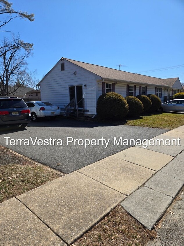 Building Photo - Now showing for 2026-2027 School Year! 6 Bedroom 2 Bath College Rental