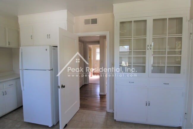 Building Photo - East Sacramento 2/1 Duplex With 1 Car Garage!