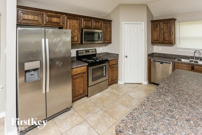Building Photo - 623 Hilton Dr