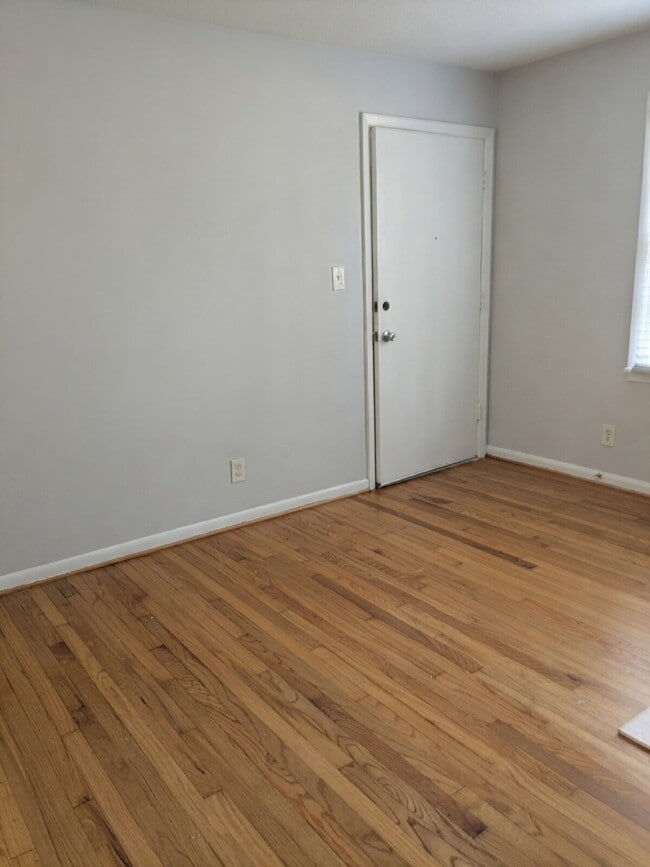 Building Photo - One bedroom opportunity in Five Points!