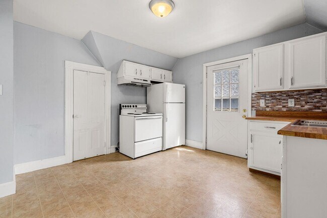 Cocina (Armario profundo de 15 pies) - 216 Jewett St