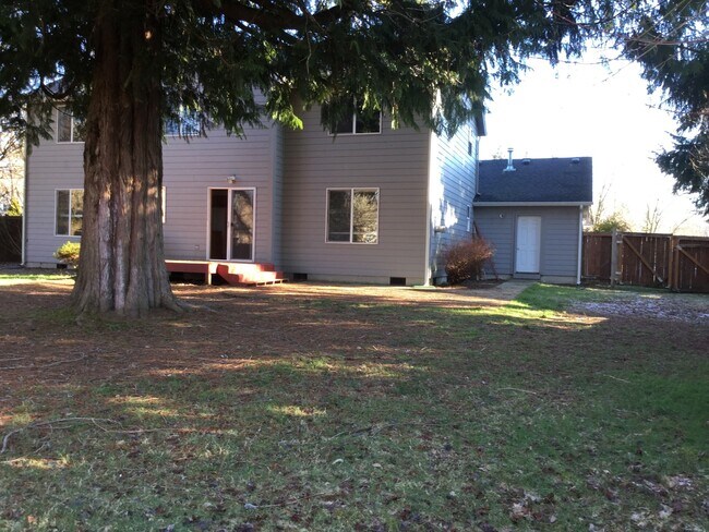 Foto del edificio - 2100 Square Foot  4 Bed Room Home Fenced Y...