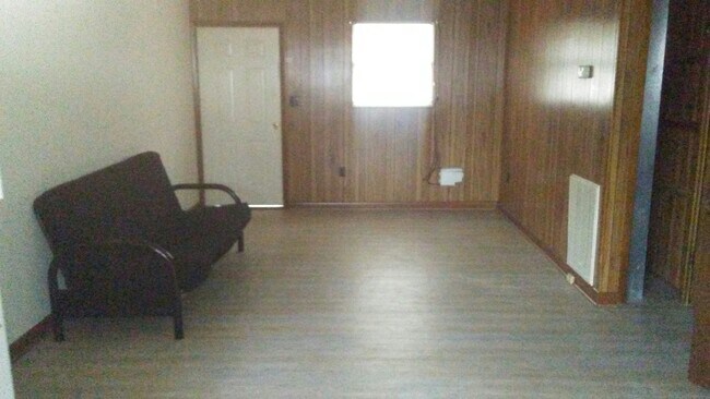 Building Photo - 2 bedroom 1 bath duplex located on West En...