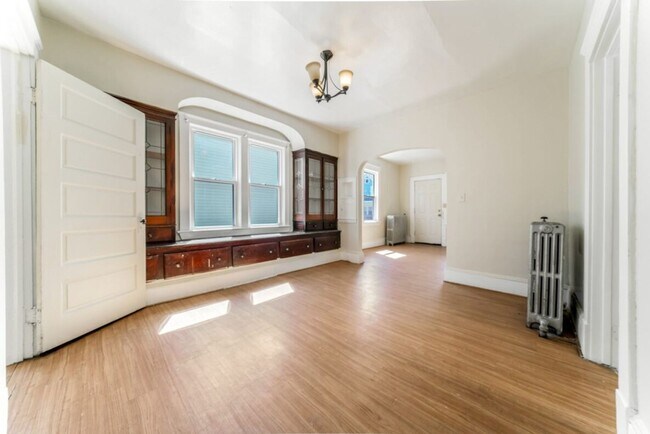 Building Photo - 3402 Roehl Ave