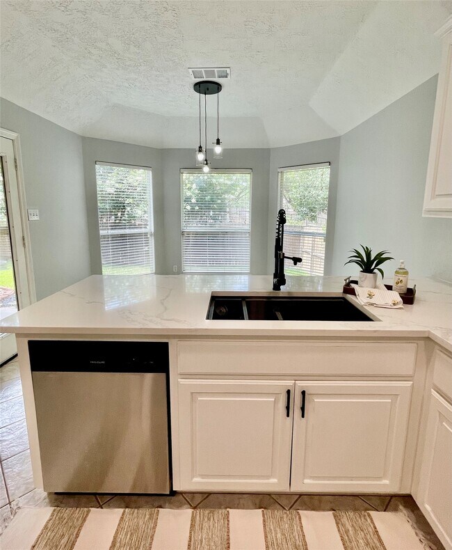 Building Photo - 10523 Torrey Pines Dr