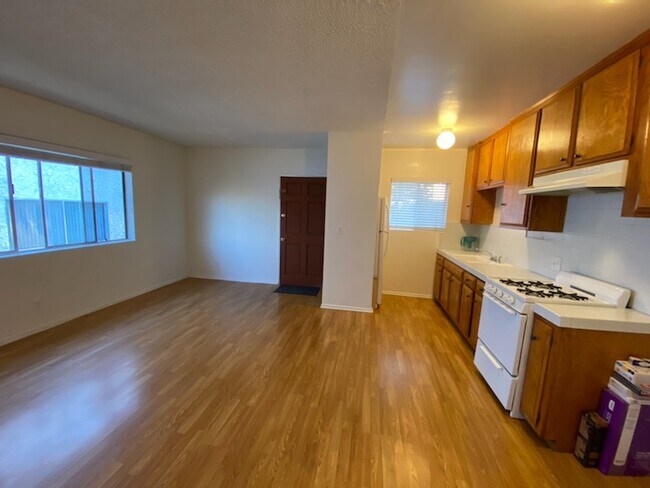LIVING ROOM / KITCHEN - 3744 Dufresne Ct