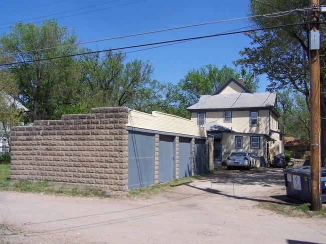 Building Photo - 833 S Topeka St
