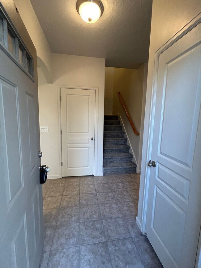 Building Photo - 2 Master Suites, 2.5 Bath Condo in West Jordan