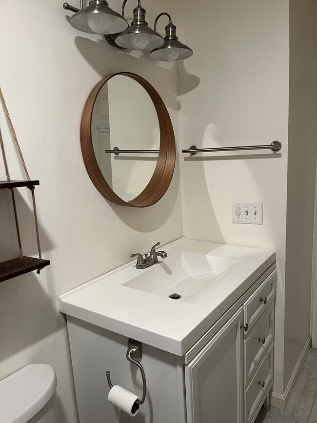 Building Photo - 565 Quaker Ln Building Photo - 565 Quaker Ln