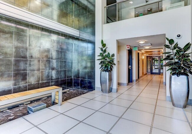 Foto del edificio - Rare luxurious 3 bedroom condo on the wate...