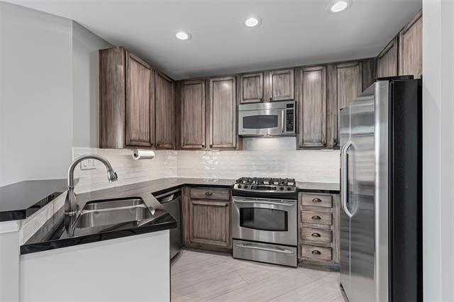 Building Photo - 500 Throckmorton St