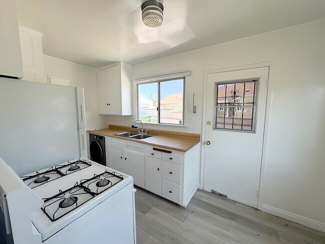 Foto del edificio - 8521 Kittyhawk Ave