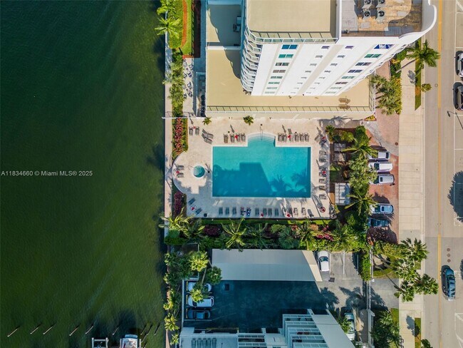 Foto del edificio - 18100 N Bay Rd