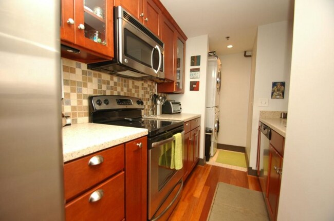 Foto del edificio - 323 W Broadway