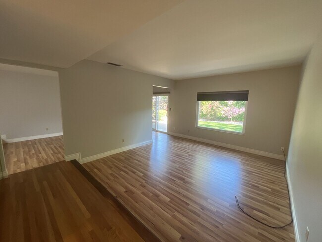Foto del edificio - Beautiful 3 BDRM, 2 BATH Home w/ American ...