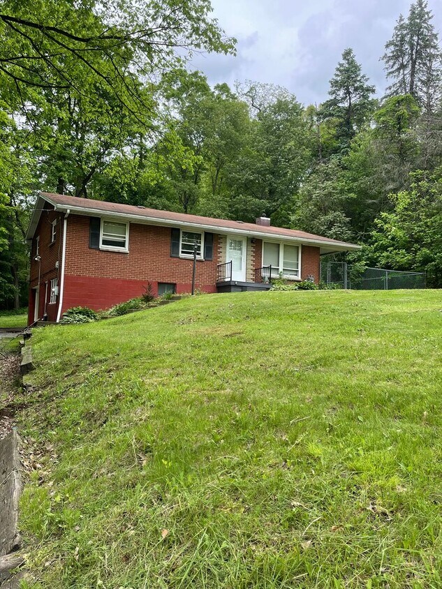 Foto principal - 3 Bedroom 2 Bath Ranch Home