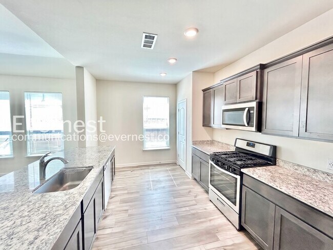 Building Photo - 4 Bed/2 Bath Home with Garage / Available Now!