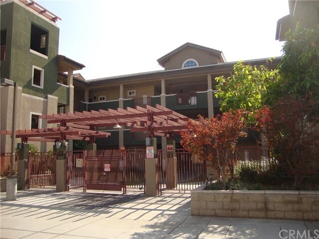 Building Photo - 228 S Olive Ave