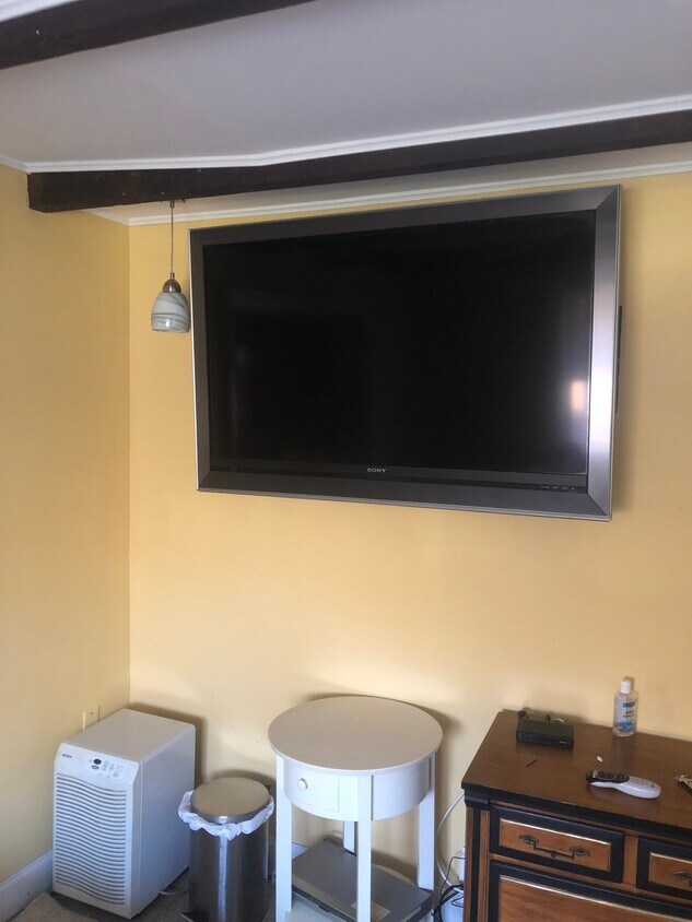 55 inch flatscreen DTV and internet - 4 S Fran St