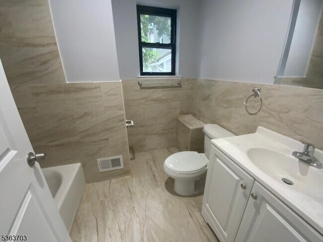 Foto del edificio - 323 Montclair Ave
