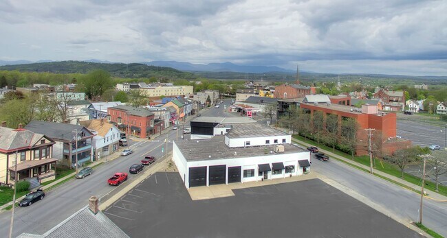 Foto del edificio - Industrial 1 BD near Warren St!
