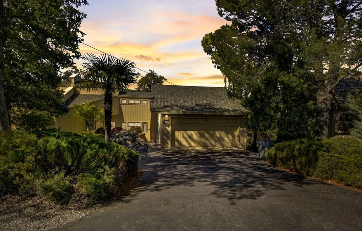 Foto principal - 6175 View Ridge Dr