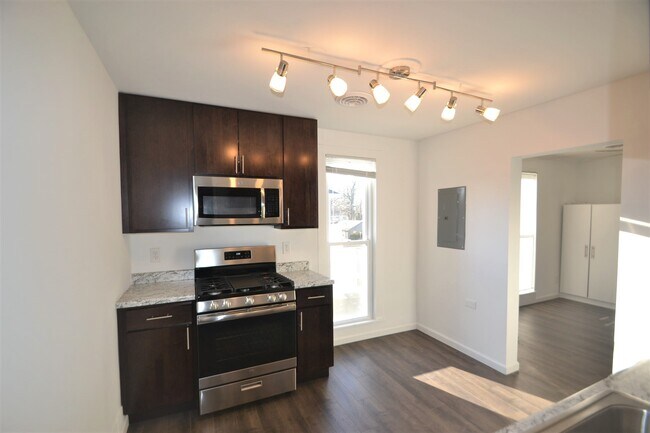 Building Photo - 610 Union St