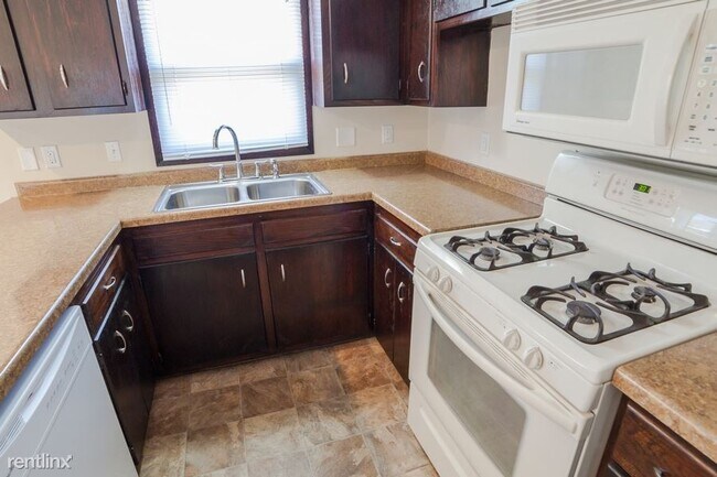 Foto del edificio - 4 br, 1.5 bath House - 657 128th Avenue NE