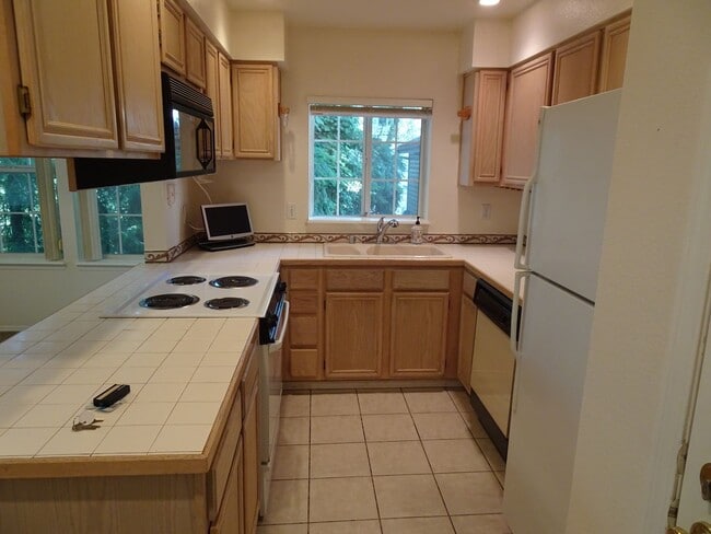 Building Photo - Modern 2-Bedroom Condo in Bellevue’s Merce...
