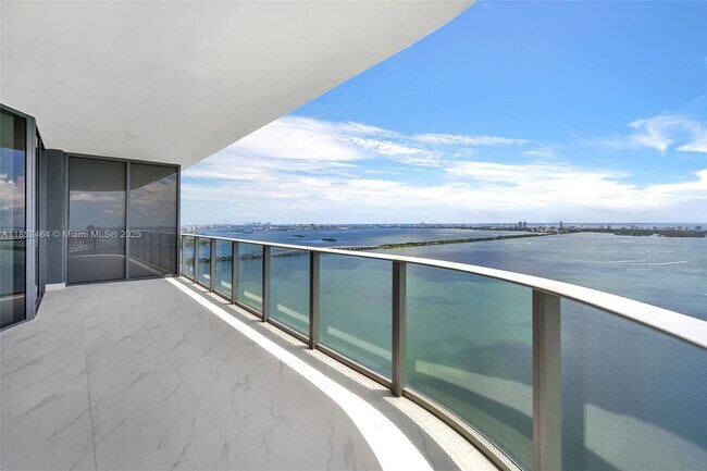 Foto del edificio - 700 NE 24th St